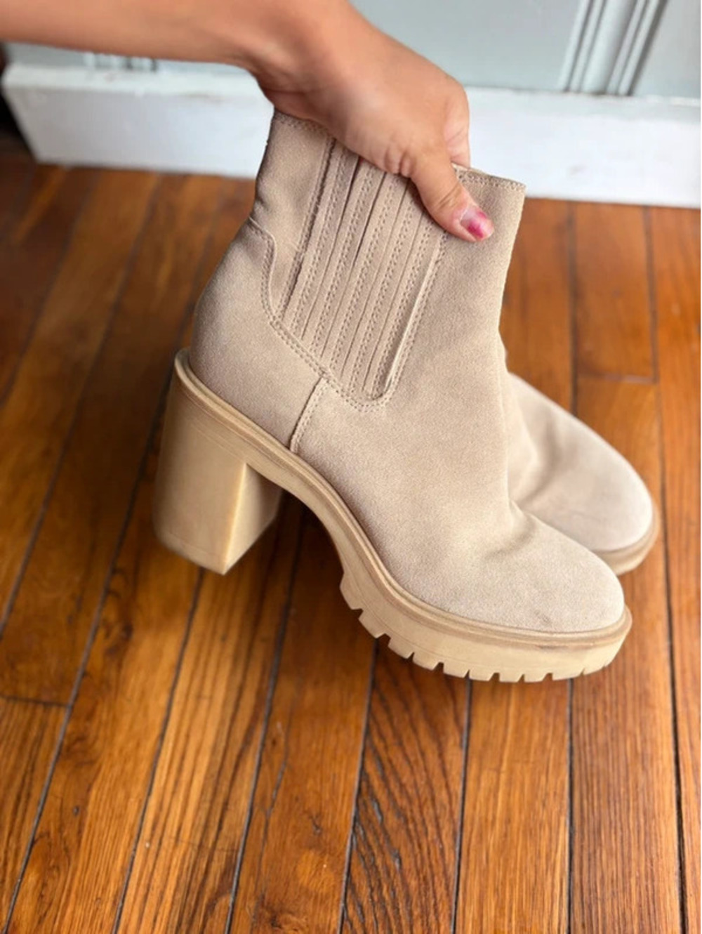 Womens Dolce Vita Size 9.5 Heel Ankle Chelsea Boots Cream